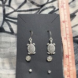 🖤Chic Silver Turtle Earrings with Crystal Accents🖤